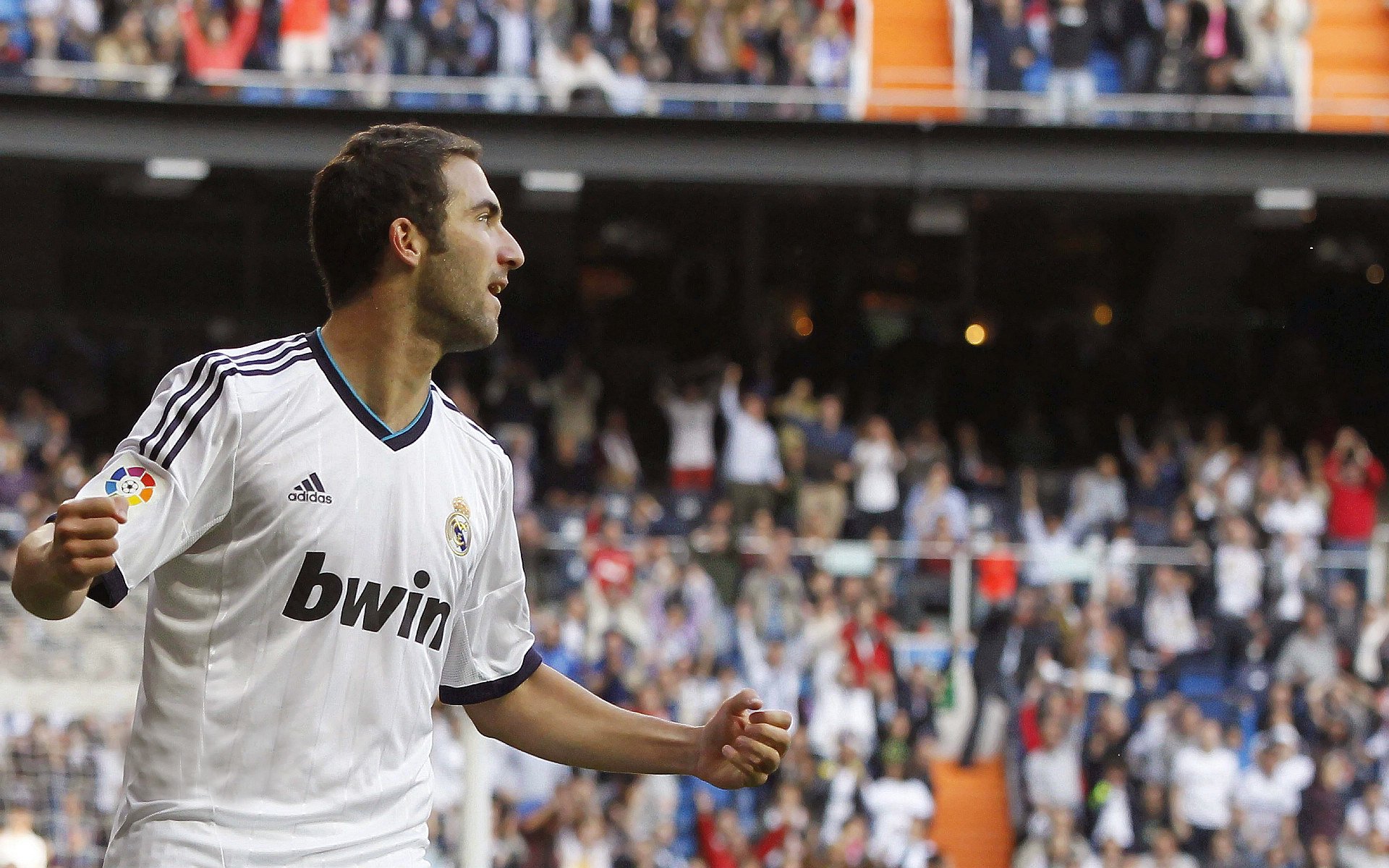 关于大奖赛战况：巴黎圣日耳曼防线稳固，那不勒斯进攻受阻，爱德华兹成最佳的信息