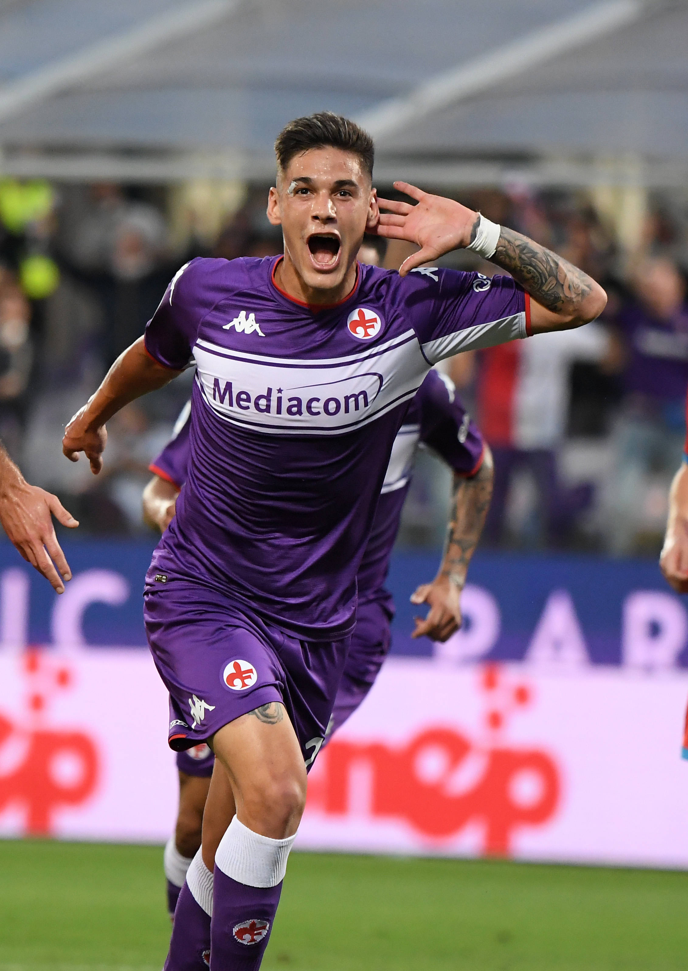 关于大奖赛战况：巴黎圣日耳曼防线稳固，那不勒斯进攻受阻，爱德华兹成最佳的信息